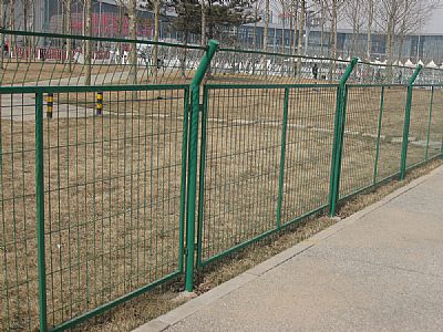 长春铁路封闭护栏网 球场专用护栏网厂商 路护栏网价格